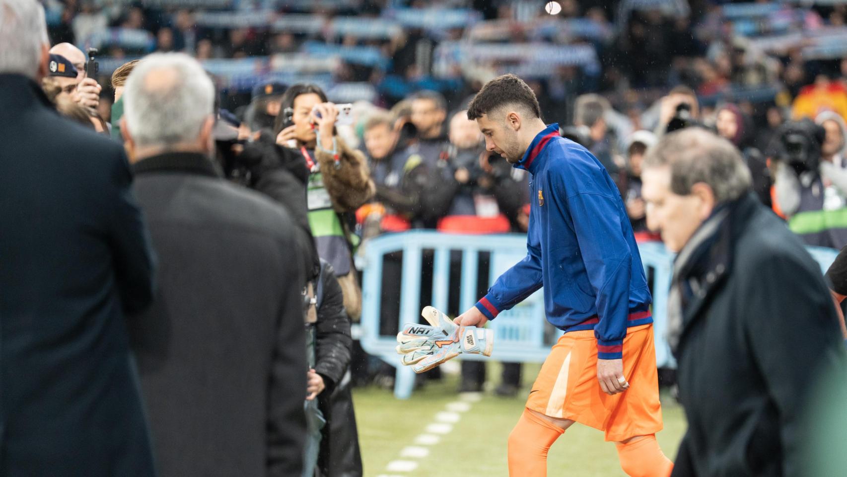 Joan García salta al césped antes del derbi Espanyol-Barça en el RCDE Stadium