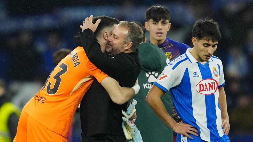 Hansi Flick abraza a Joan García efusivamente tras el derbi Espanyol-Barça