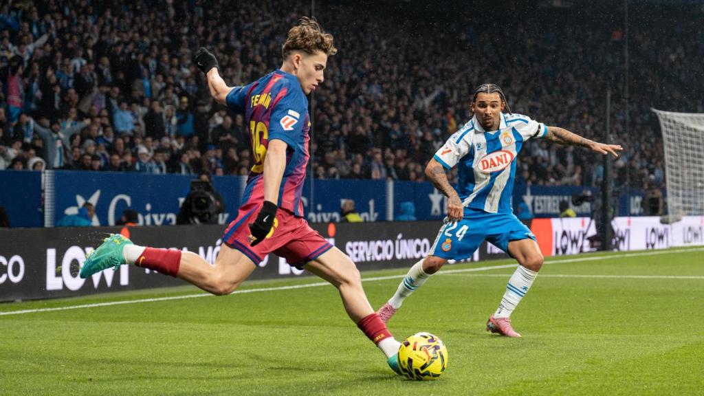 Fermín López sirve un centro en el Espanyol-Barça, defendido por Tyrhys Dolan