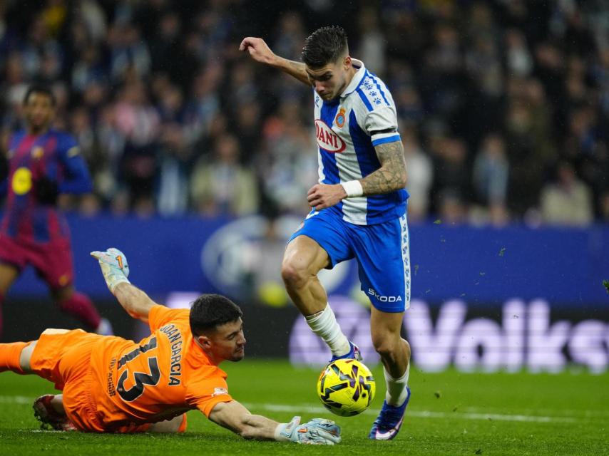 Joan García evita el gol de Roberto Fernández en el derbi Espanyol-Barça