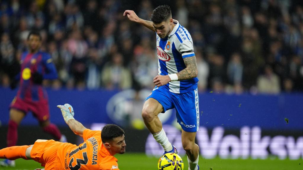 Joan García evita el gol de Roberto Fernández en el derbi Espanyol-Barça