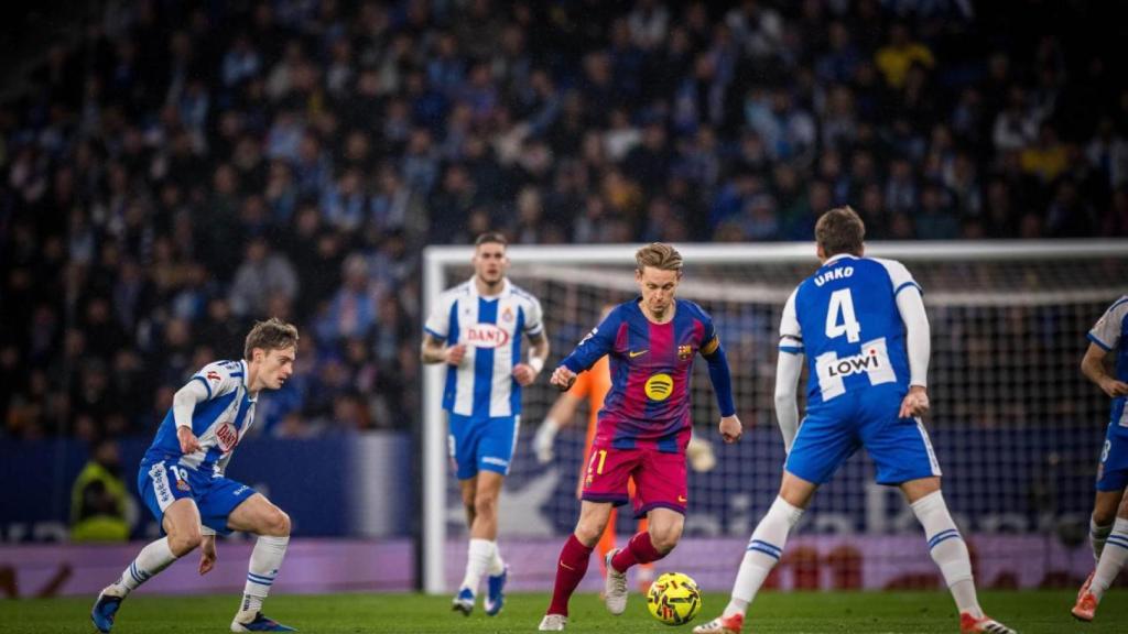 Frenkie de Jong conduce el balón en el derbi RCD Espanyol-Barça