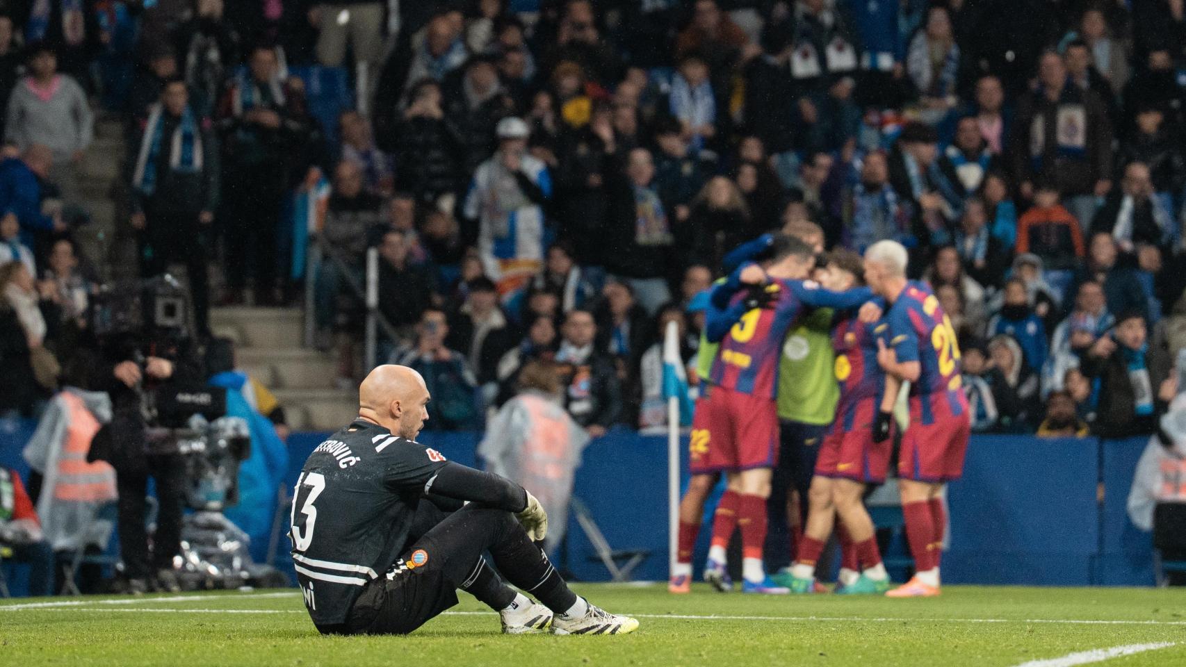 Los futbolistas del Barça celebran uno de sus dos goles al Espanyol
