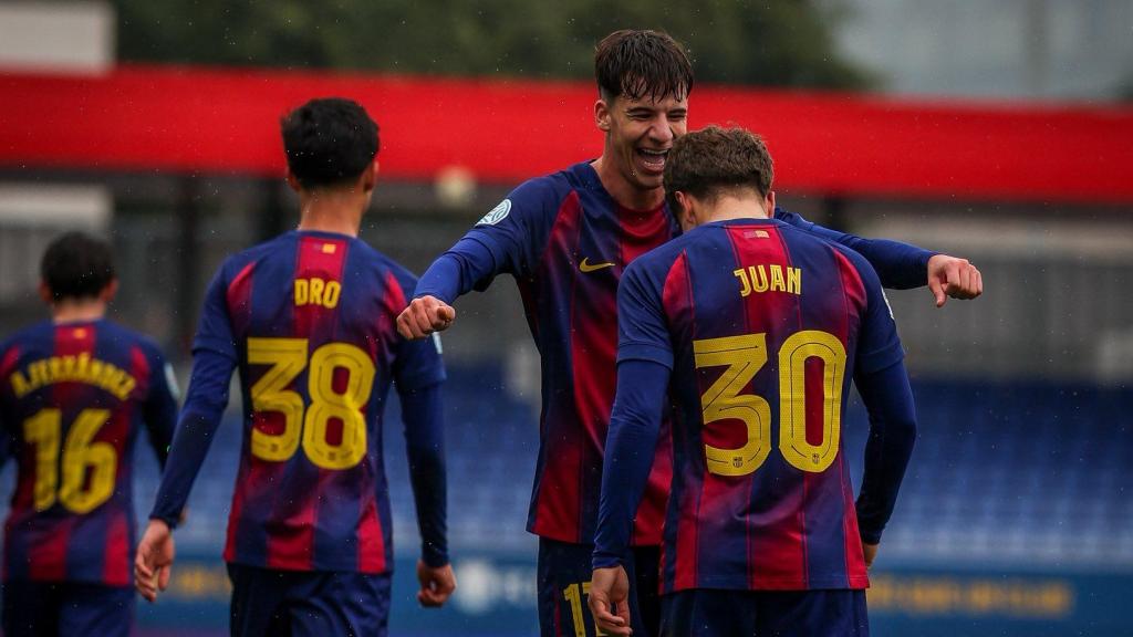 Jofre Torrents felicita Juan Hernández pel seu gol al Barça B-Ibiza Islas Pitiüses