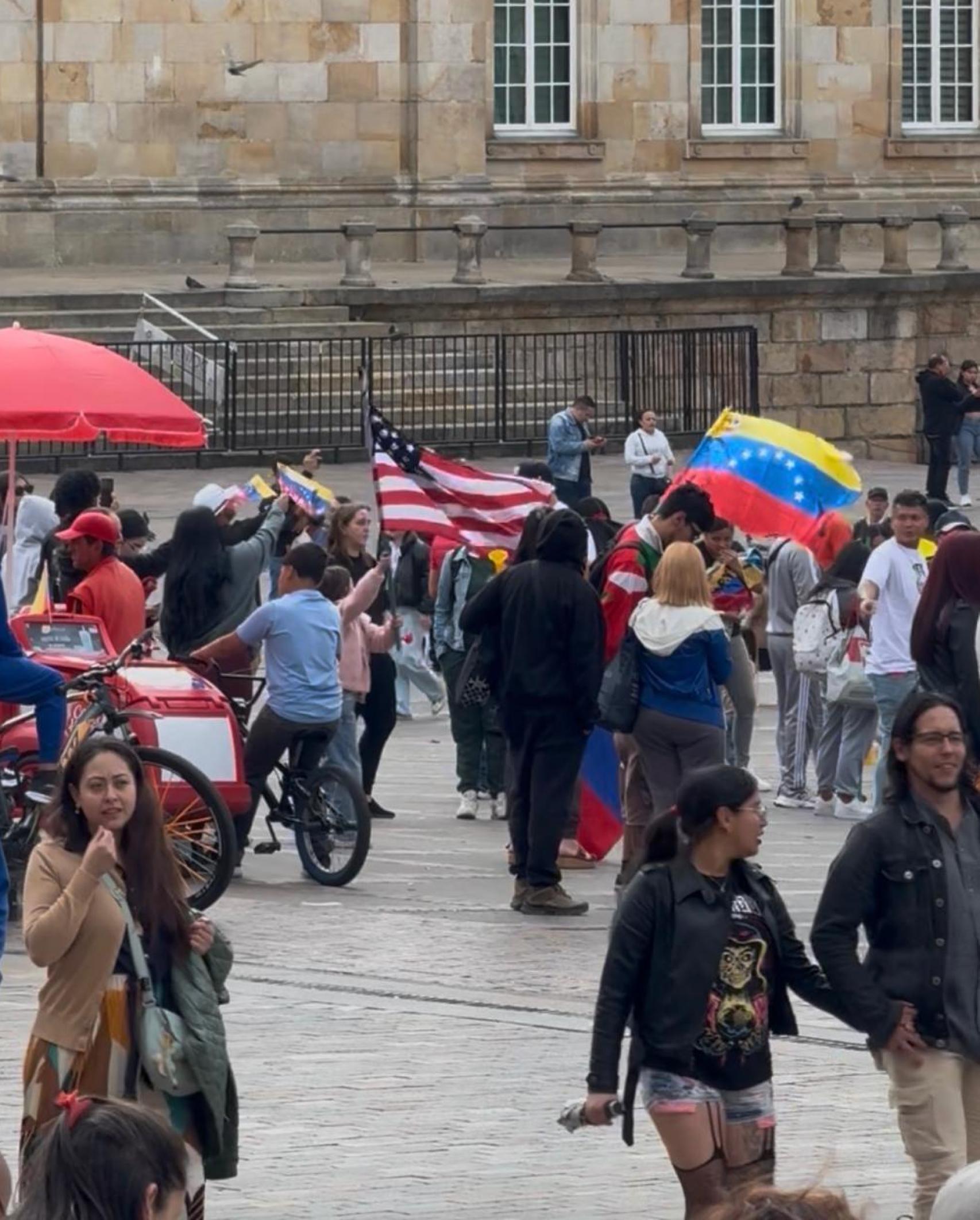 Venezolanos celebrando en Bogotá (Colombia) la caída de Nicolás Maduro en Venezuela