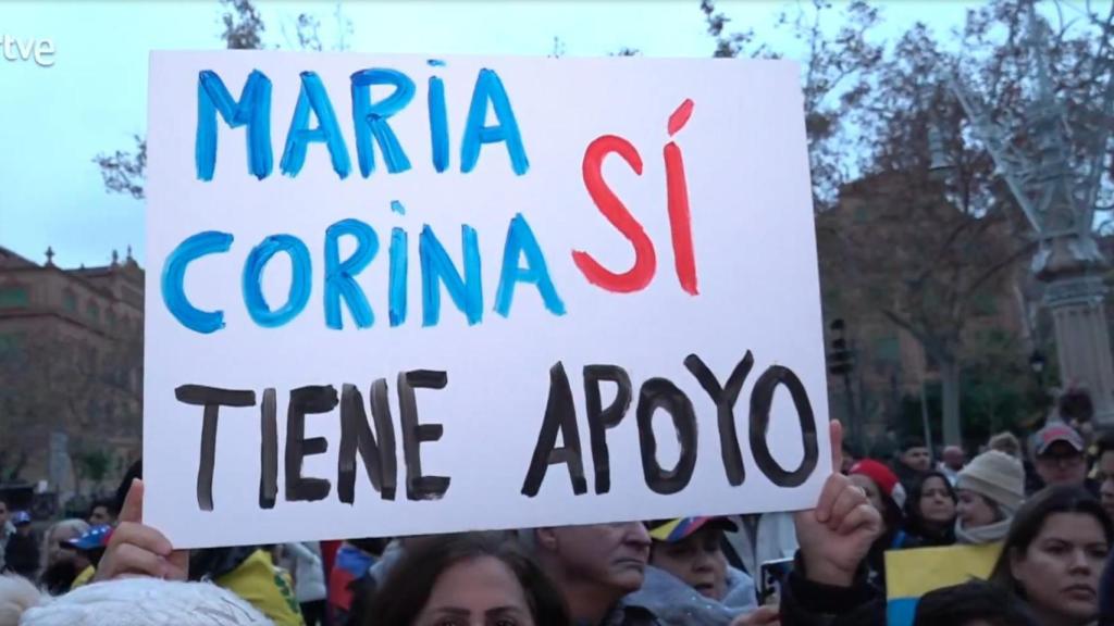 Pancarta de apoyo a María Corina Machado en la manifestación antichavista de Barcelona