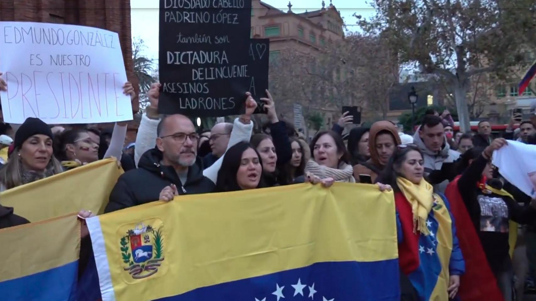 Manifestantes celebrando la caída de Maduro ante el Arco de Triunfo de Barcelona