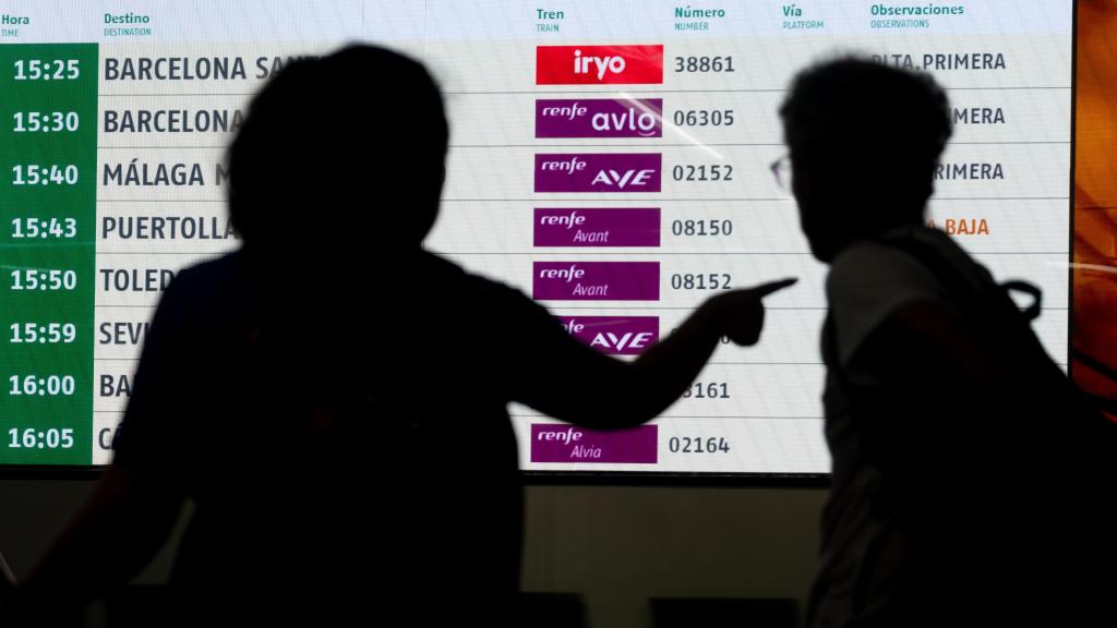 Dos personas en la estación de trenes Puerta de Atocha-Almudena Grandes, en Madrid