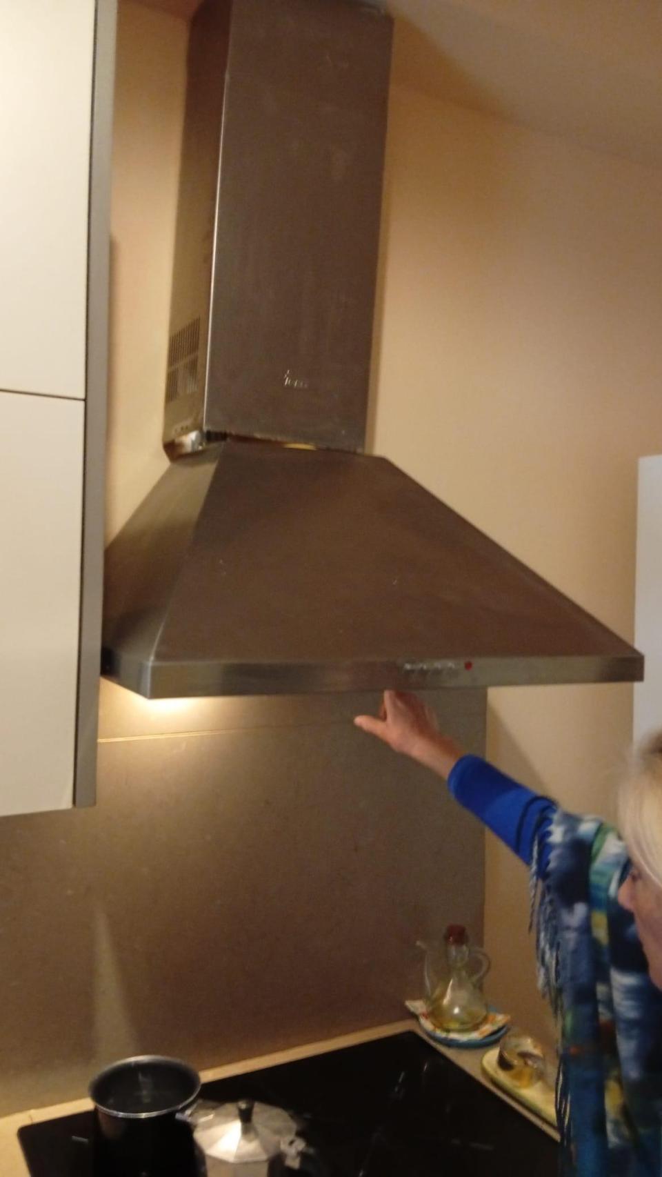 María Isabel, mostrando el extractor roto de su cocina