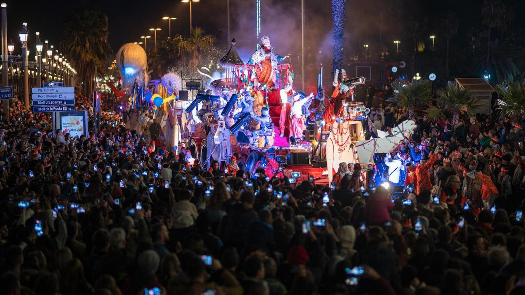 Carrozas durante la Cabalgata de los Reyes Magos de 2025 en Barcelona
