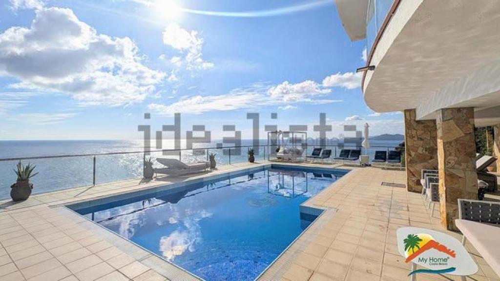 La piscina de la villa de la Costa Brava que se vende por 6,4 millones de euros en Idealista