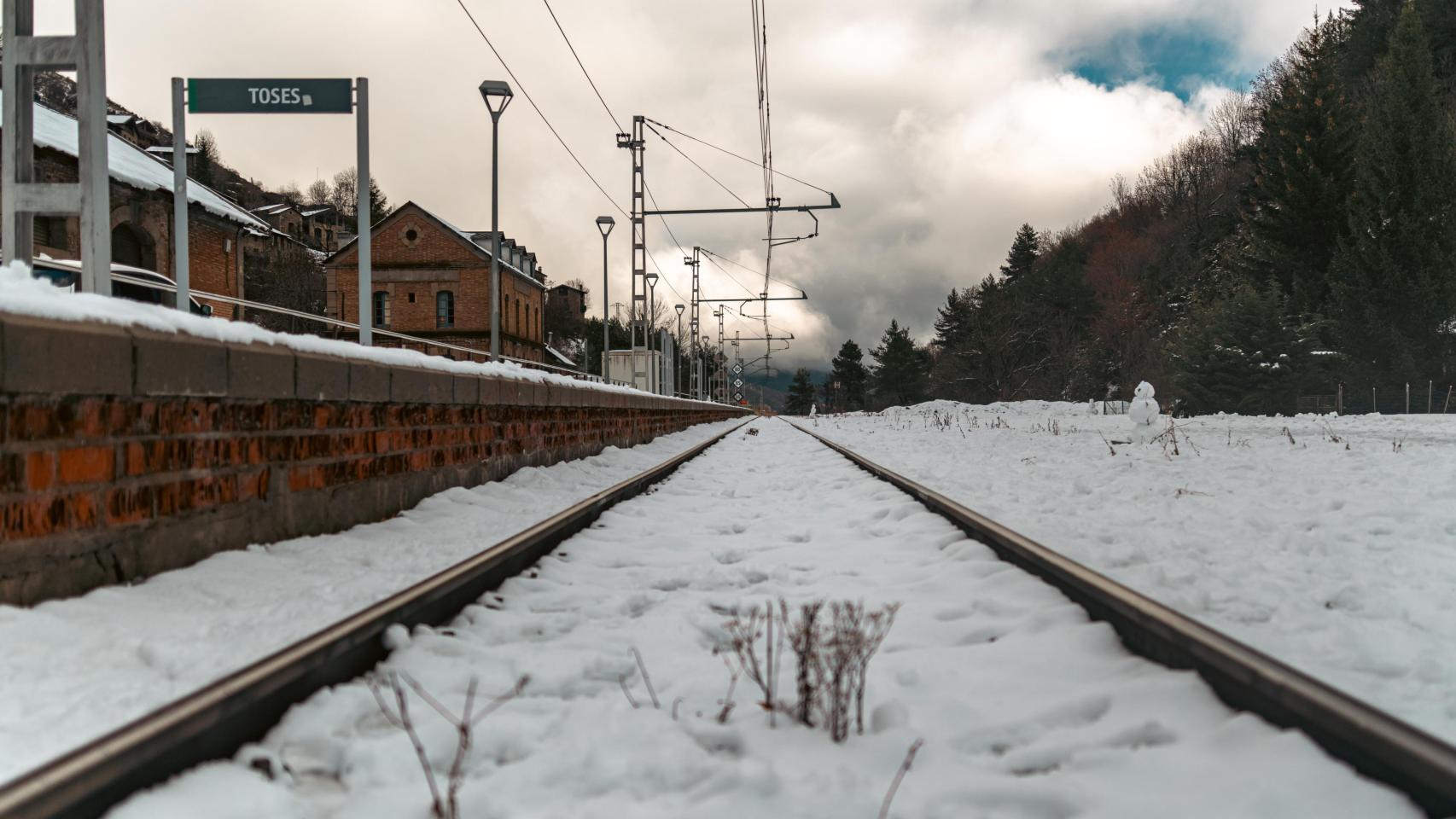 Estación de Toses cubierta de nieve