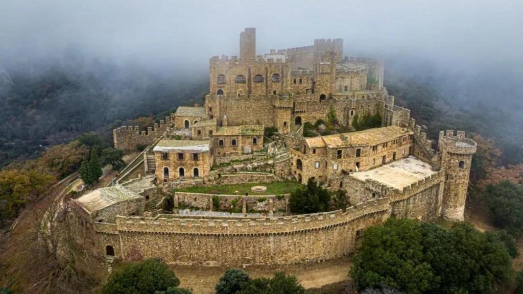 La imponente fortaleza medieval de Cataluña que se esconde entre las nubes, el castillo de Requesens