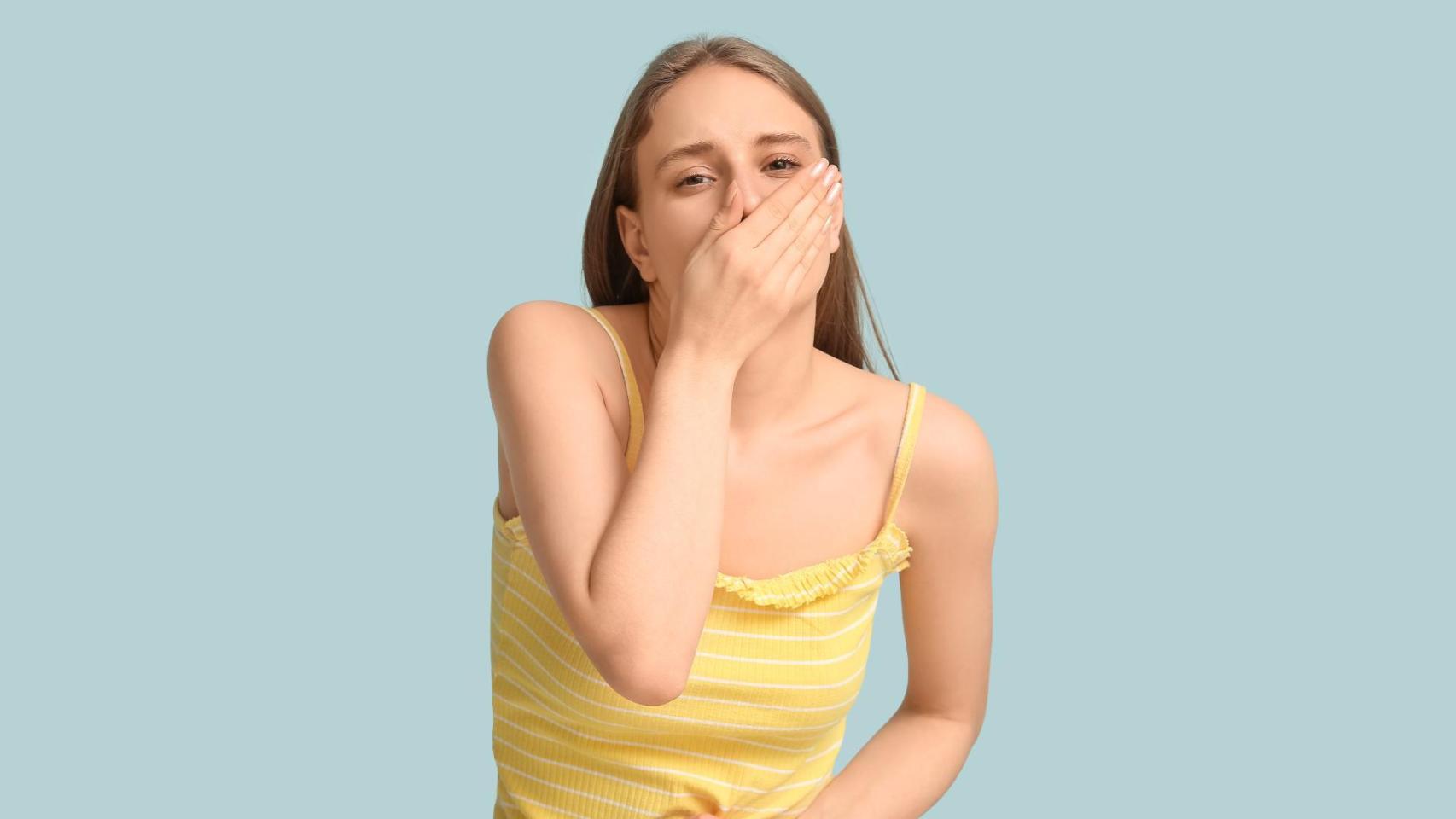 Persona tapándose la nariz