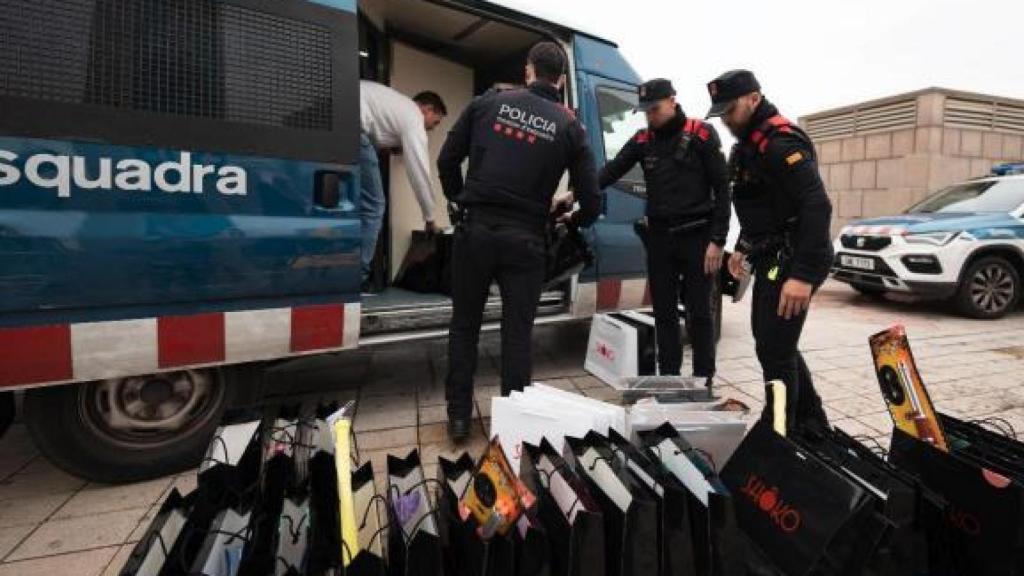 Mossos d'Esquadra, durante la entrega de juguetes de la campaña solidaria de la Barceloneta por Reyes Magos