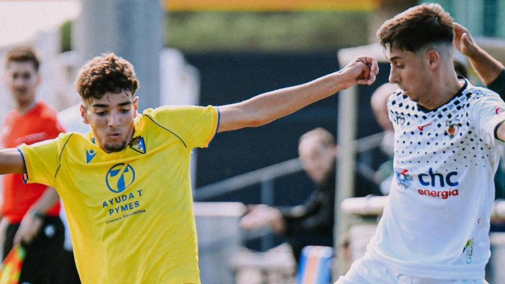 Roberto Rosado, en acción durante un partido con la cantera del Cádiz