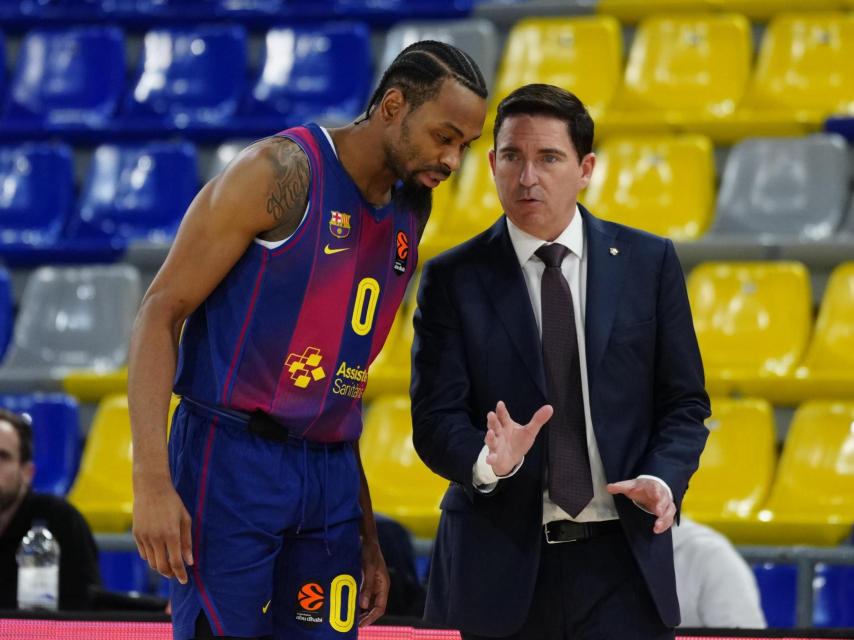 Kevin Punter atiende las instrucciones de Xavi Pascual en el Barça de basket-Maccabi Tel Aviv