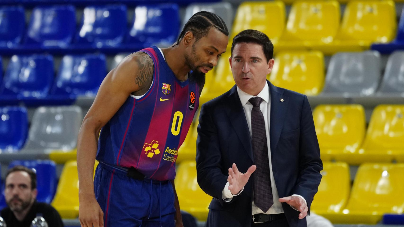 Kevin Punter atiende las instrucciones de Xavi Pascual en el Barça de basket-Maccabi Tel Aviv