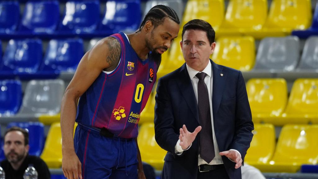 Kevin Punter atiende las instrucciones de Xavi Pascual en el Barça de basket-Maccabi Tel Aviv