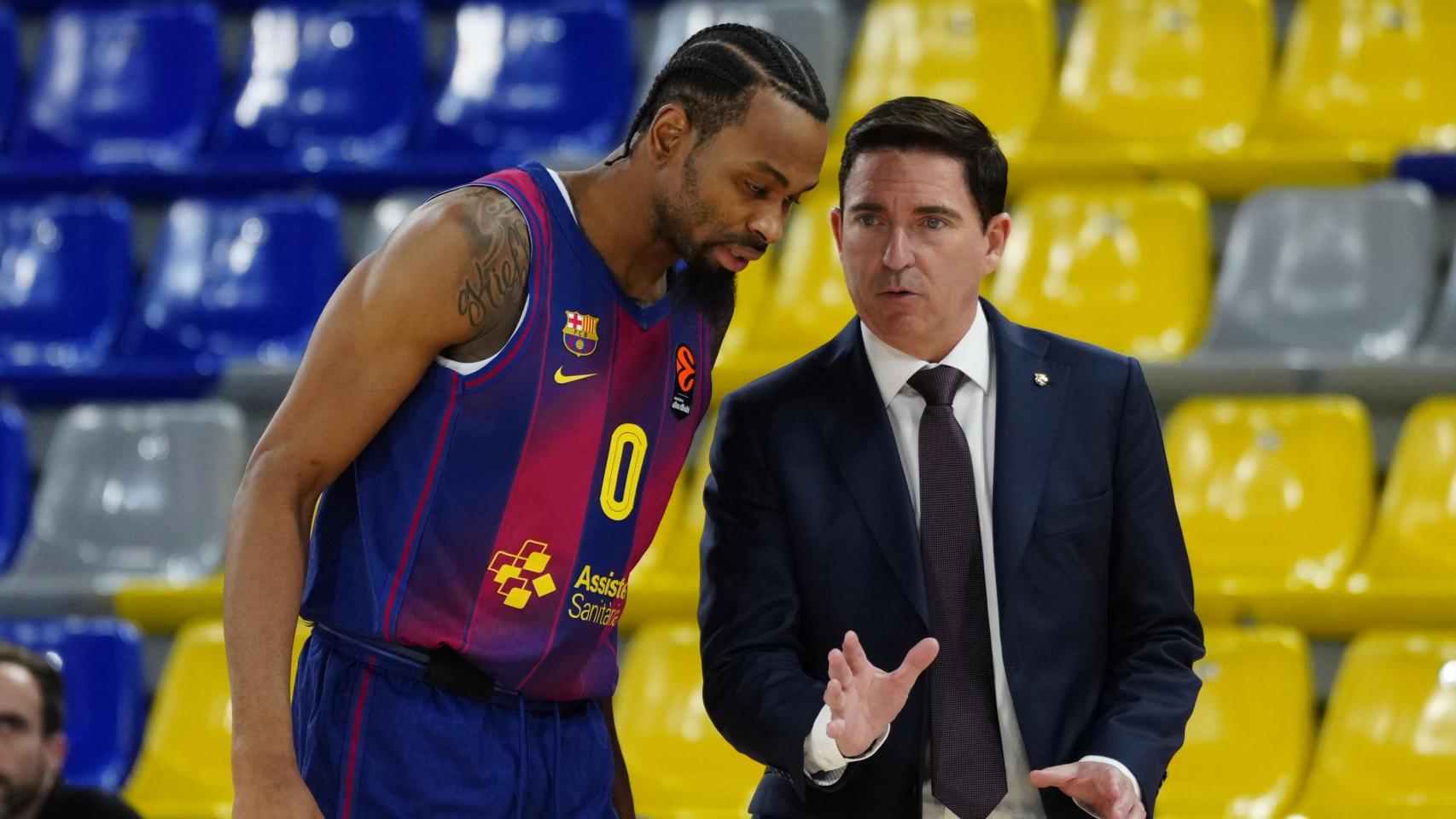 Kevin Punter atiende las instrucciones de Xavi Pascual en el Barça de basket-Maccabi Tel Aviv