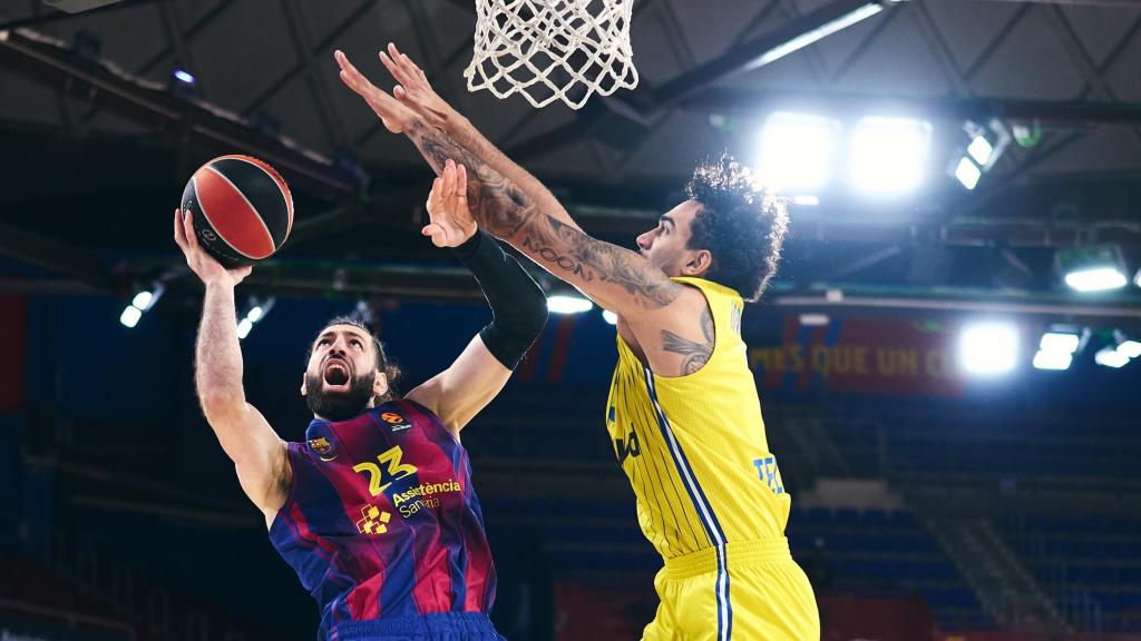 Toko Shengelia rep una falta i anota una cistella a tauler en el Barça de bàsquet-Maccabi Tel Aviv