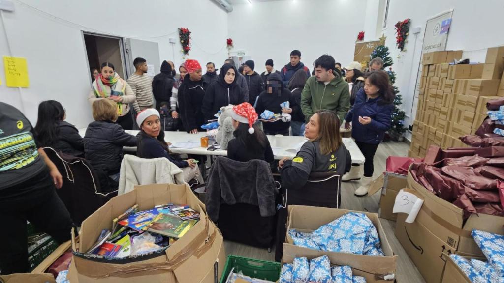 El reparto solidario de regalos el día de Reyes en El Raval