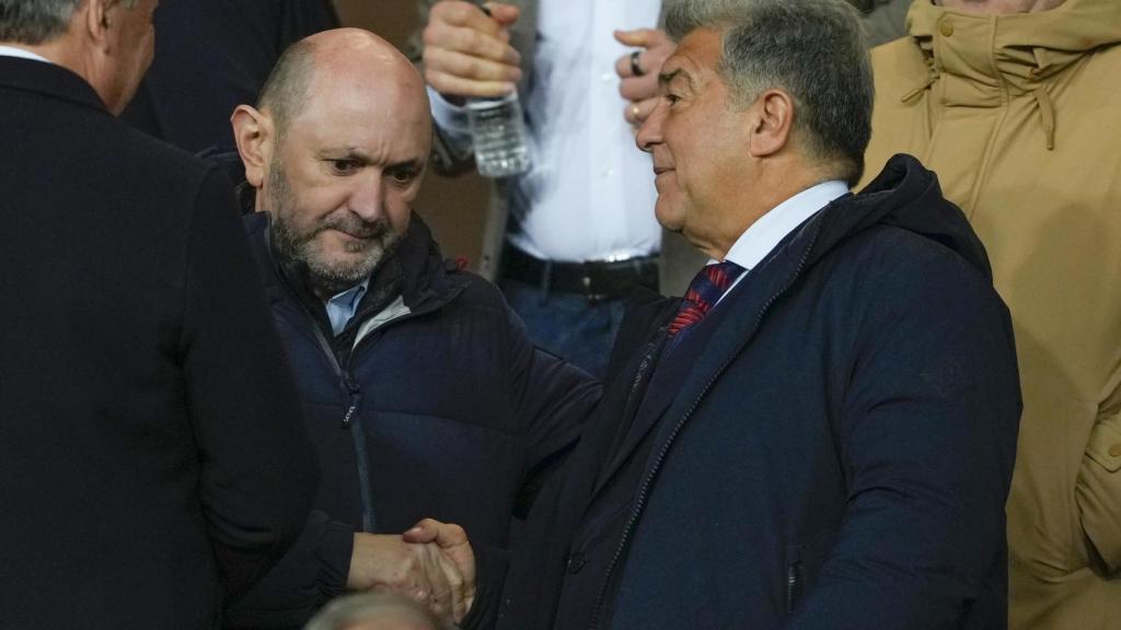 Joan Laporta y Rafael Louzán, en el palco durante un partido entre el Barça y el Atlético de Madrid