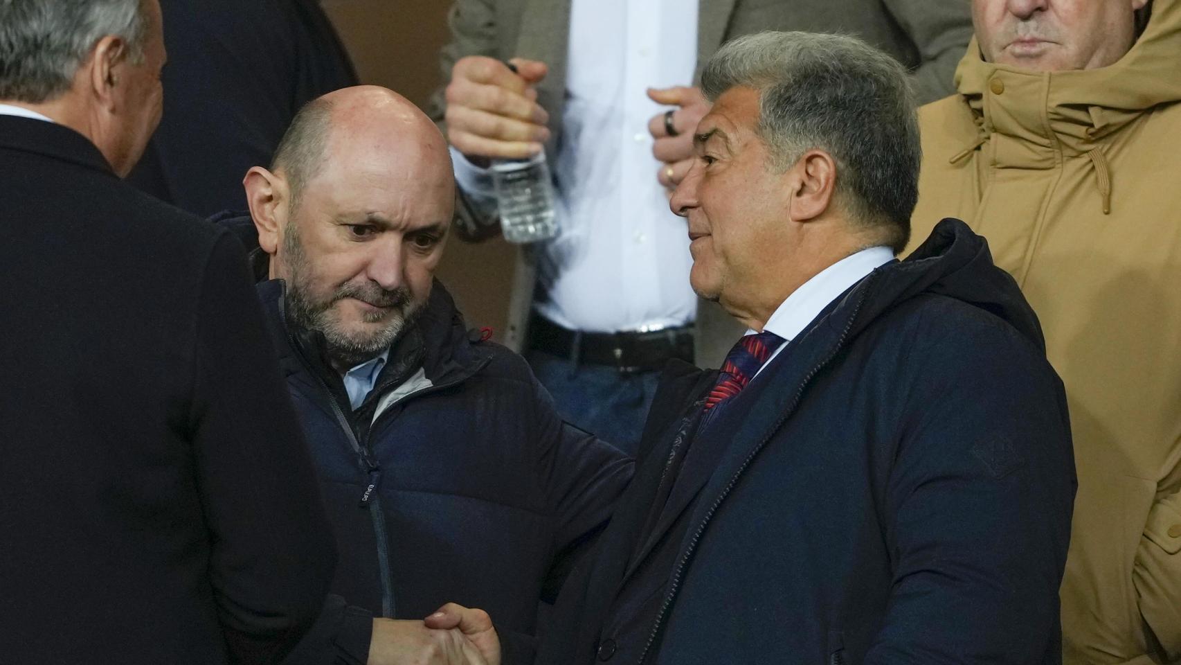Joan Laporta y Rafael Louzán, en el palco durante un partido entre el Barça y el Atlético de Madrid