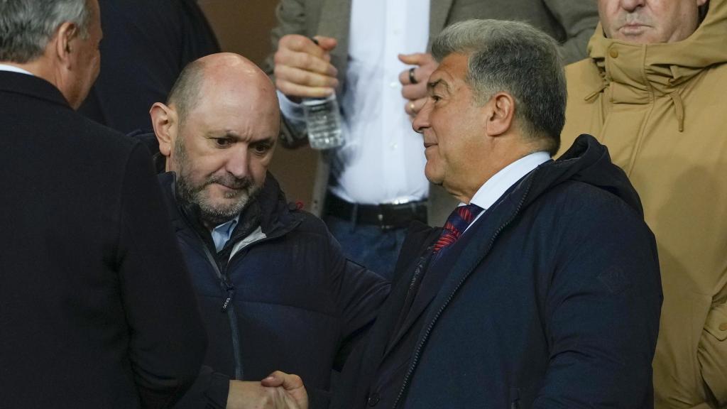 Joan Laporta y Rafael Louzán, en el palco durante un partido entre el Barça y el Atlético de Madrid