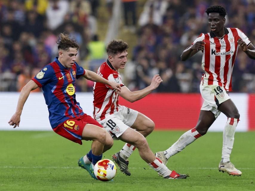 Fermín López es revira davant Mikel Jauregizar en el Barça-Athletic Club de la Supercopa