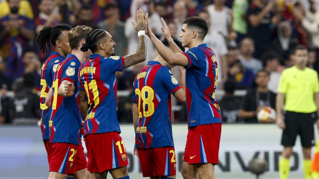 Los jugadores del Barça felicitan a Raphinha por su doblete en las semifinales de la Supercopa