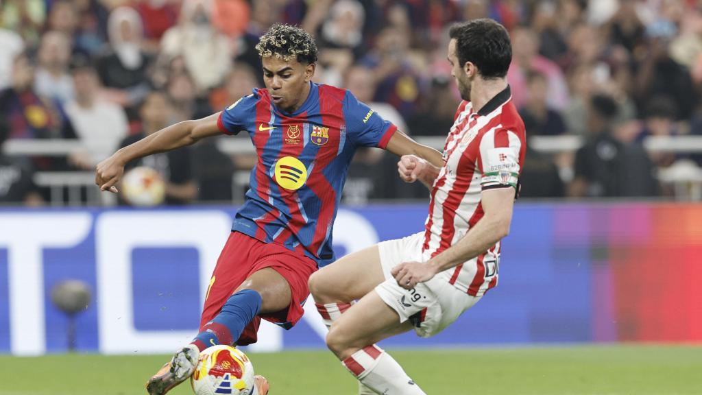 Lamine Yamal realitza una passada amb l'exterior al Barça-Athletic Club de la Supercopa