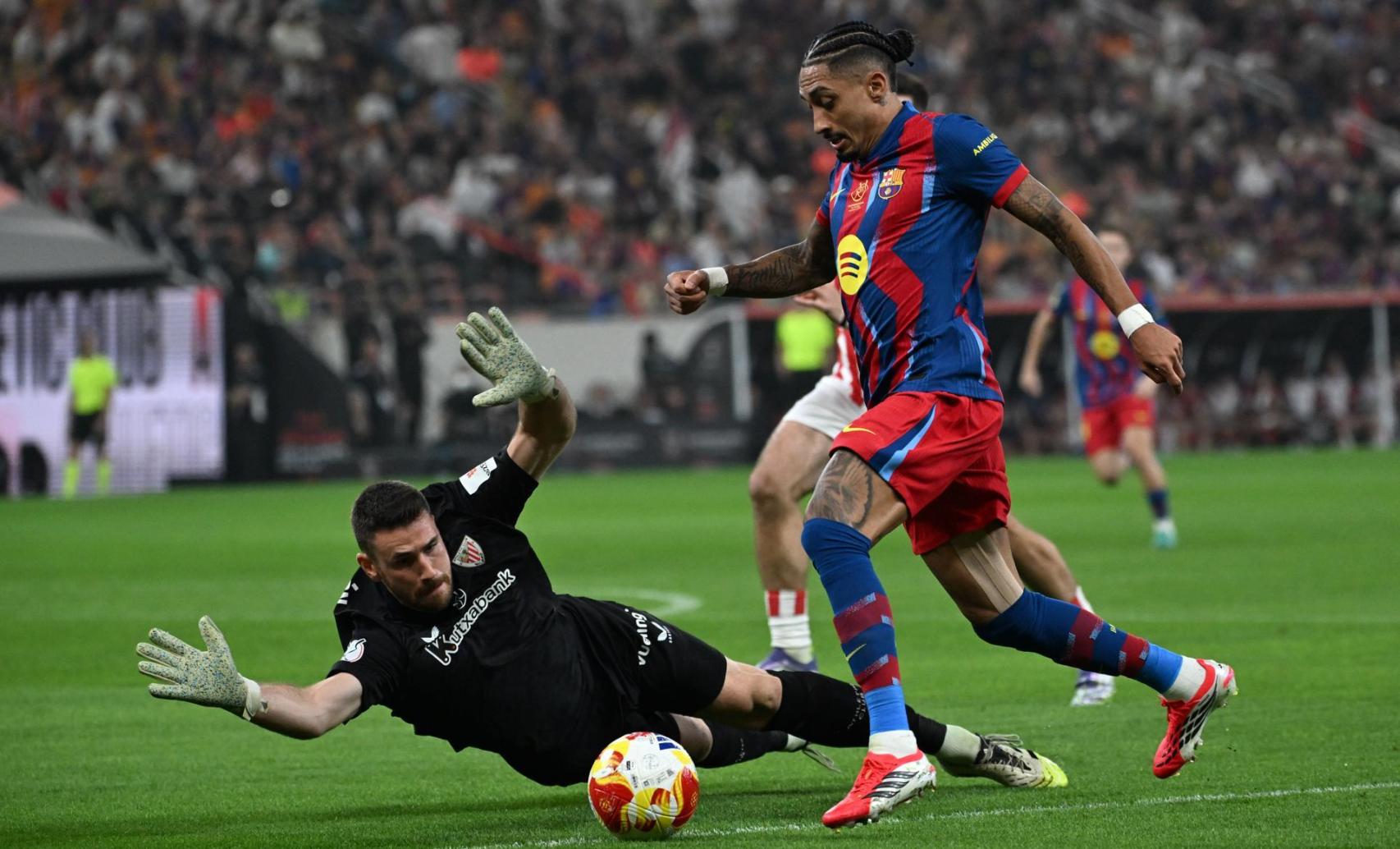 Raphinha regateja Unai Simón a la semifinal de la Supercopa