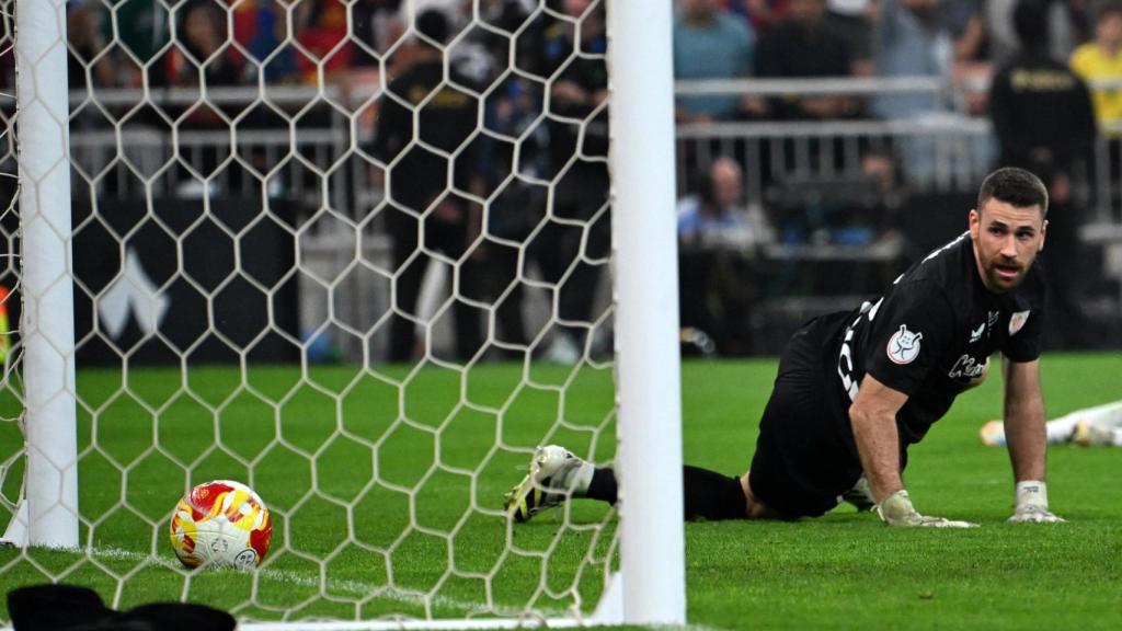 Unai Simón falla en el gol de Roony Bardghji durant el Barça-Athletic Club de la Supercopa