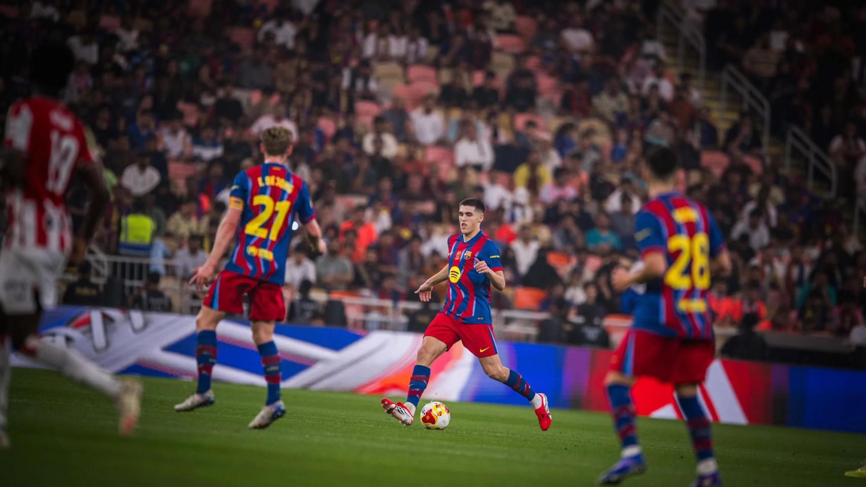 Pau Cubarsí da un pase durante el Barça-Athletic de Supercopa