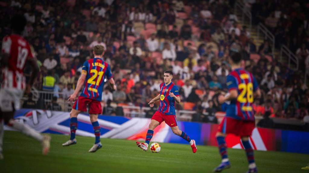 Pau Cubarsí da un pase durante el Barça-Athletic de Supercopa
