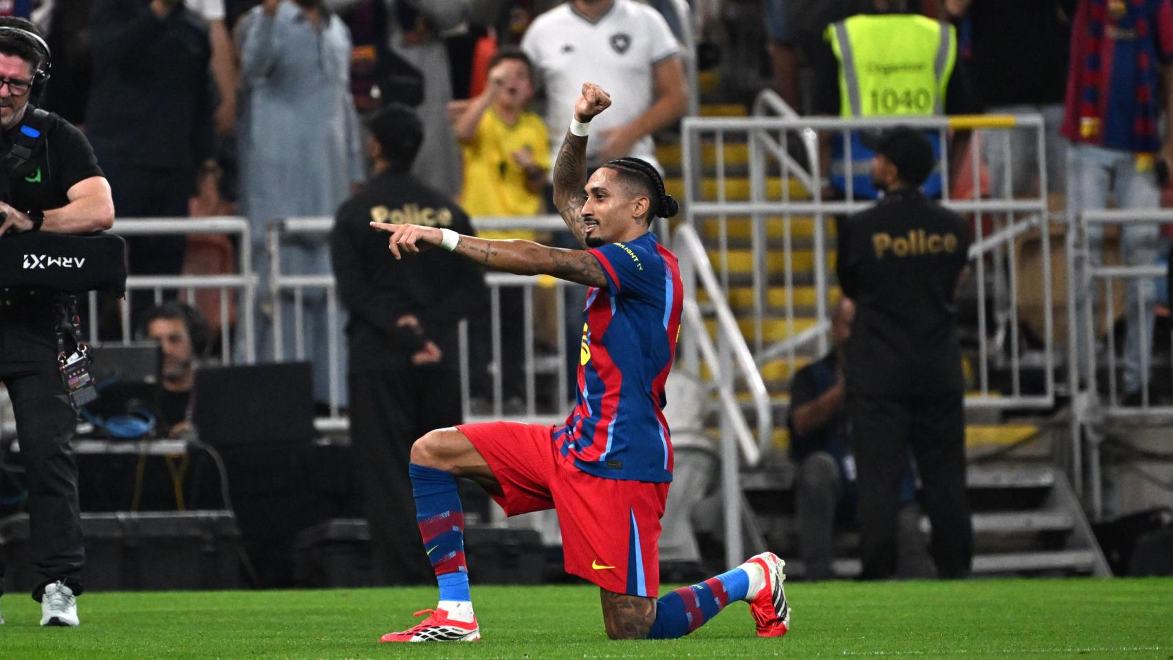 Raphinha celebra uno de sus goles en el Barça-Athletic Club de la Supercopa