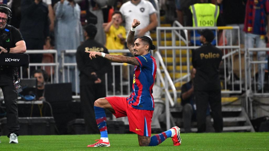 Raphinha celebra uno de sus goles en el Barça-Athletic Club de la Supercopa