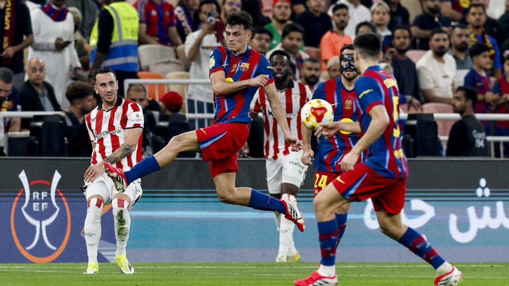 Pedri realiza una pase en las semifinales de la Supercopa Barça-Athletic Club