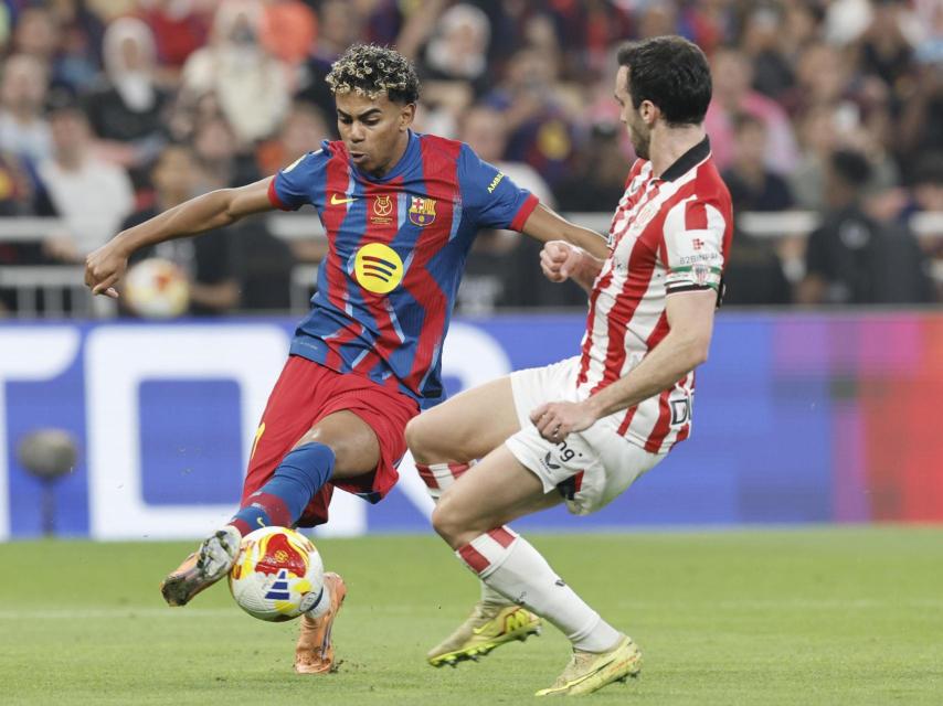 Lamine Yamal realiza un pase con el exterior en el Barça-Athletic Club de la Supercopa