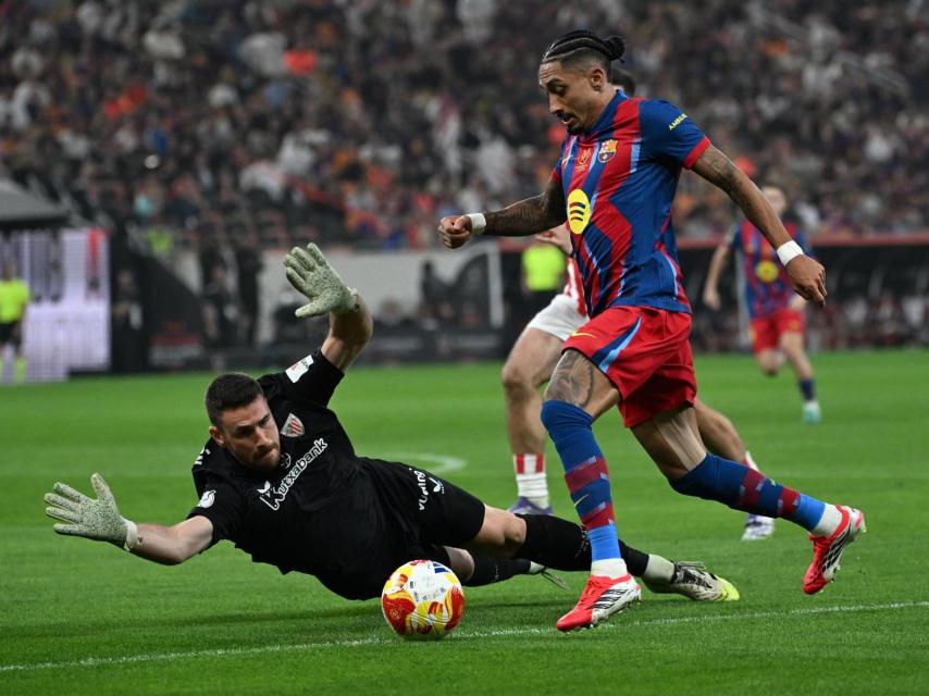 Raphinha regatea a Unai Simón en la semifinal de la Supercopa