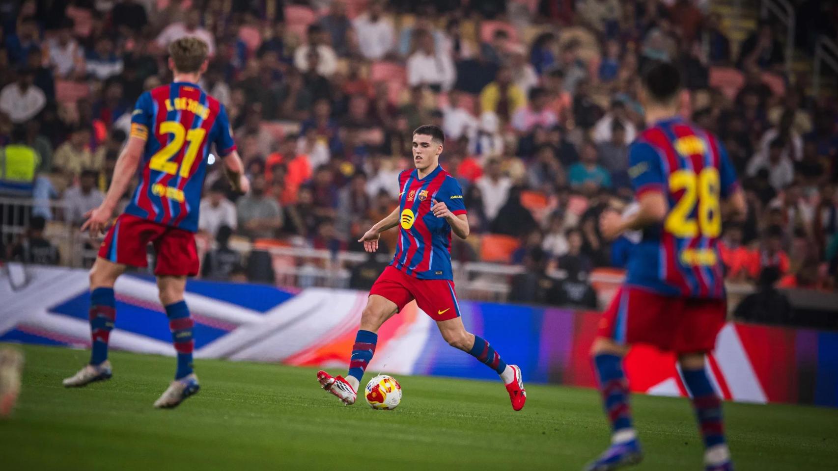 Pau Cubarsí da un pase durante el Barça-Athletic de Supercopa