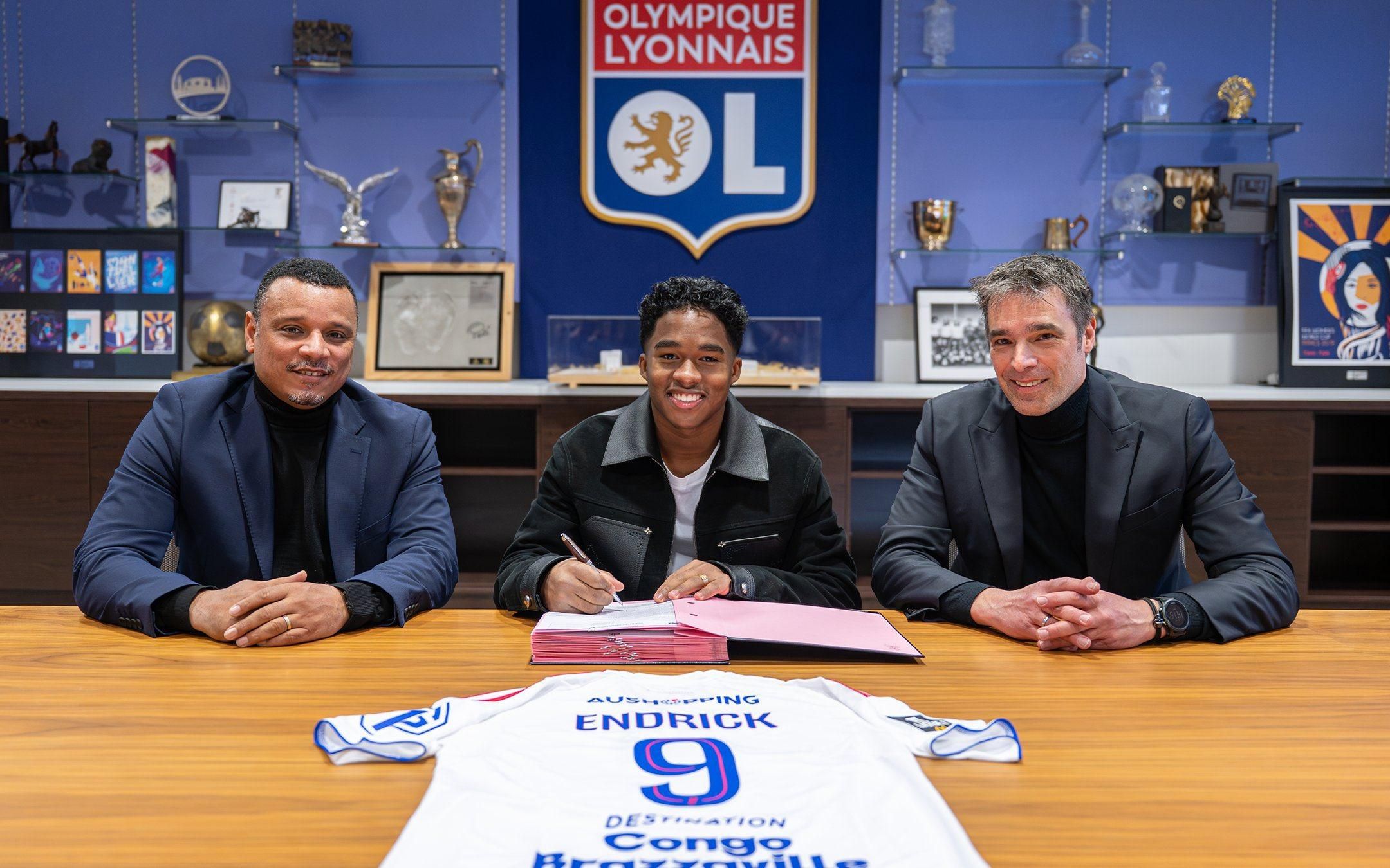 Endrick signa la seva cessió a l'Olympique de Lió