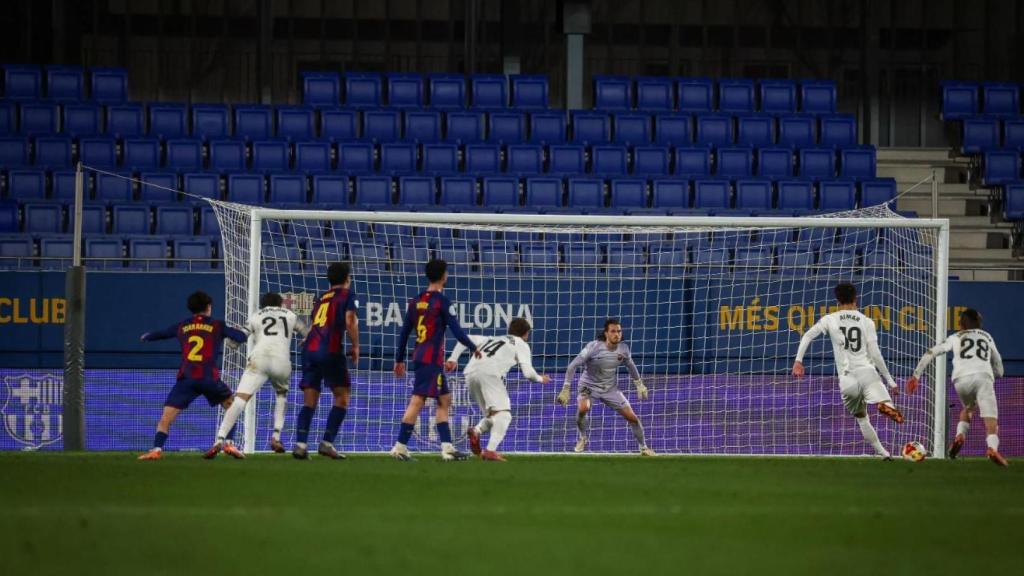 El Barça B encaja el gol del empate del Valencia Mestalla de penalti
