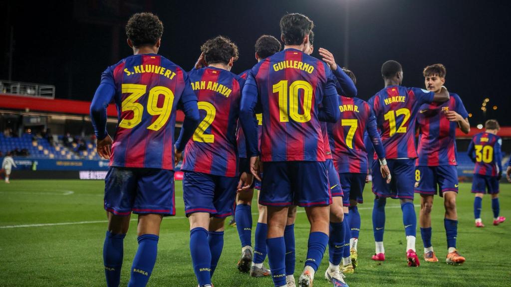 Els jugadors del Barça B celebren el gol de Guille Fernández al Barça B-València Mestalla