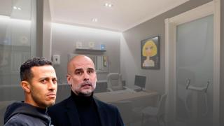 Thiago Alcántara y Pep Guardiola con una consulta de Monarka Clinic de fondo
