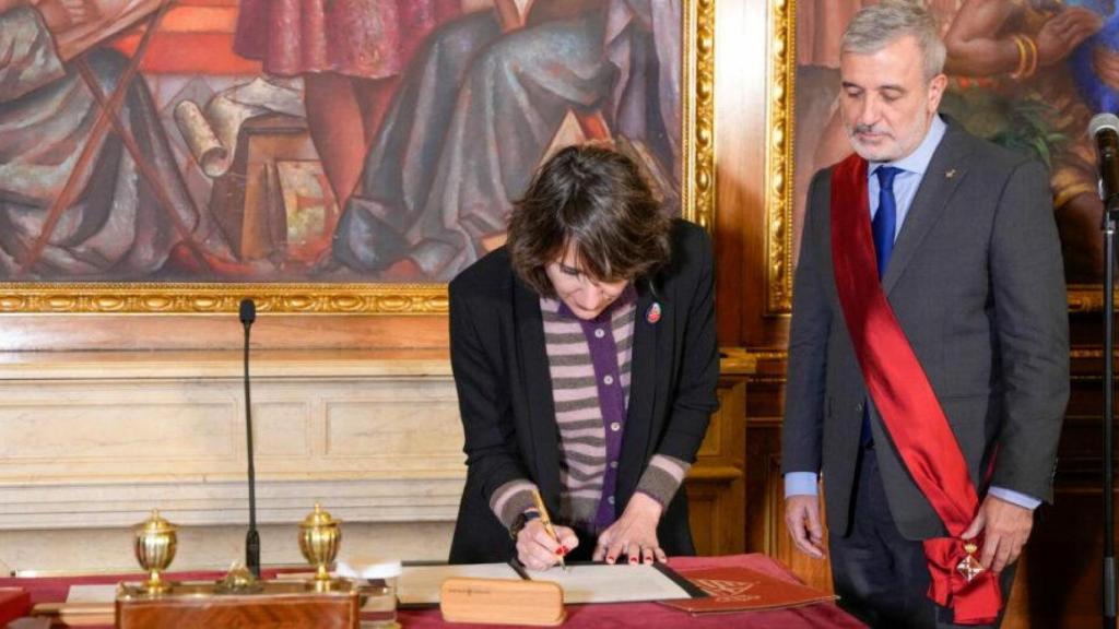 Tània Corrons (BComú) toma posesión de su acta de regidora