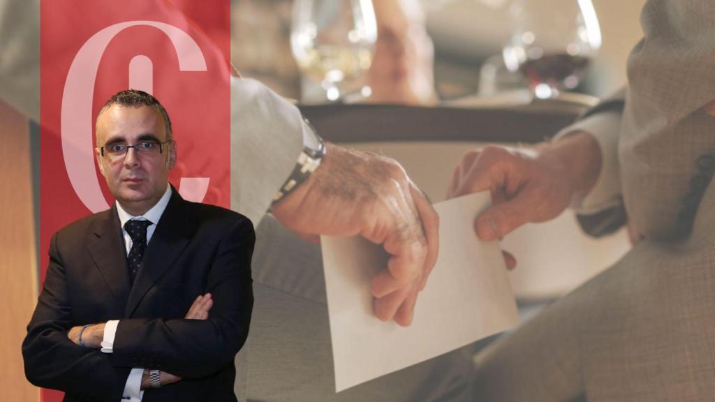 Corrupción: un hombre entrega un sobre con dinero a otro