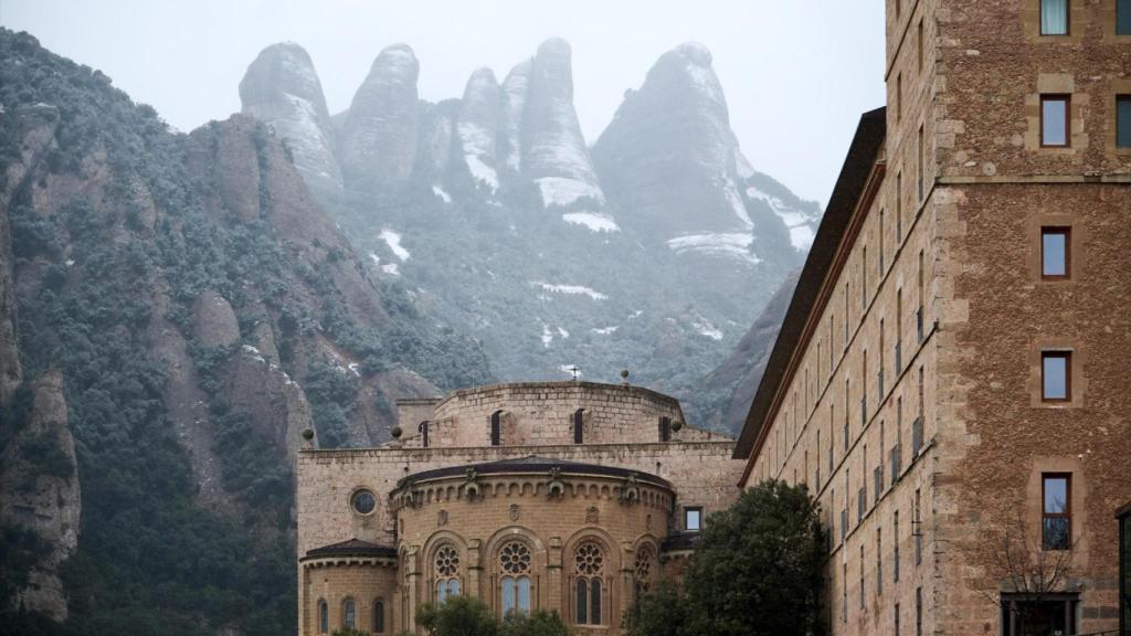 Vista del macizo de Montserrat cubierto de nieve (archivo)