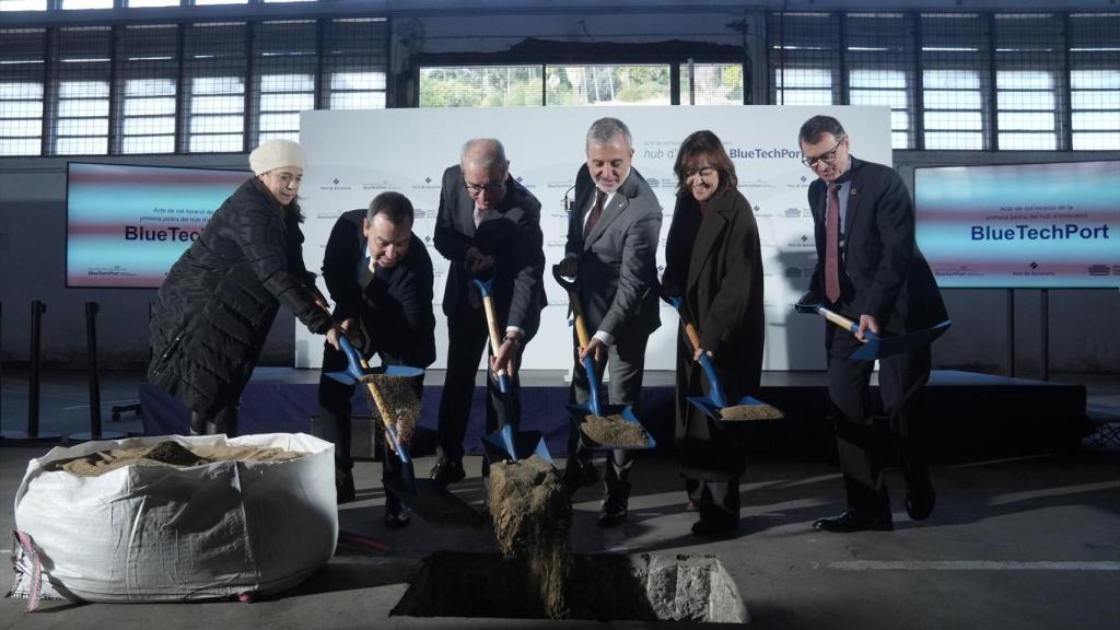 Acto de colocación de la primera piedra del BlueTechPort, con autoridades políticas y portuarias, el jueves 8 de enero en las Naves de Sant Bertran, en el Port Vell de Barcelona